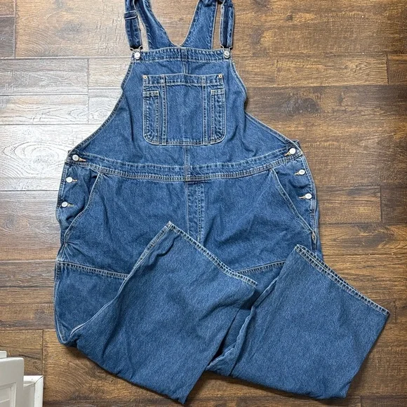 Old Navy Women's Wide Leg overalls in Blue - Picture 4 of 5